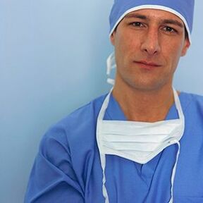 médecin effectuant une opération d'agrandissement du pénis